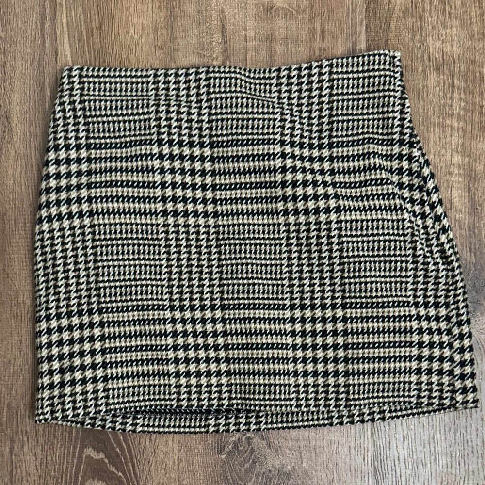 H&M Black and Cream Houndstooth Mini Skirt